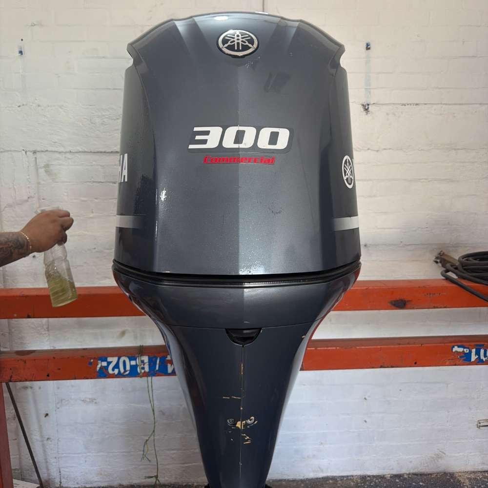 Motor Fuera de Borda 300HP Yamaha Línea Roja