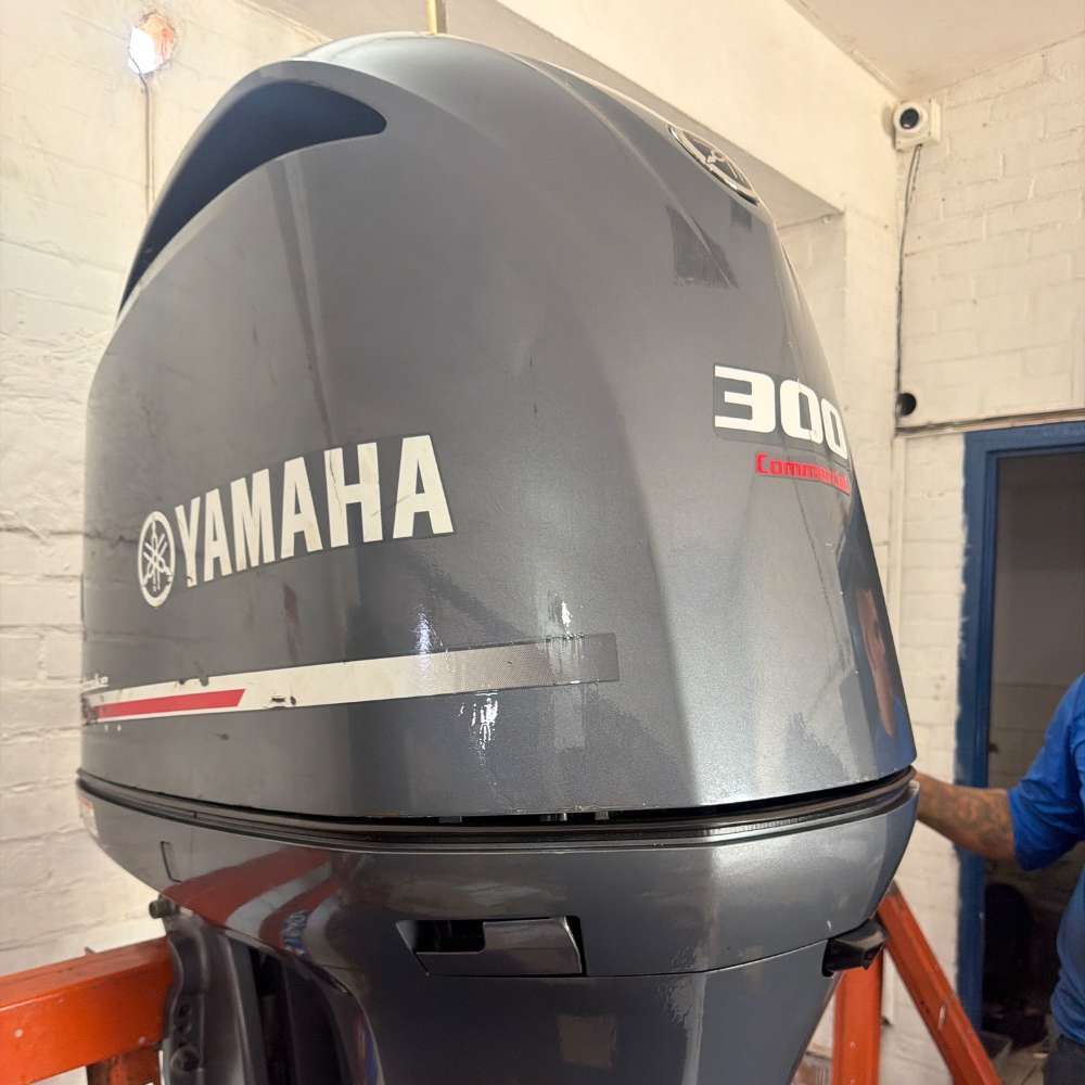 Motor Fuera de Borda 300HP Yamaha Línea Roja