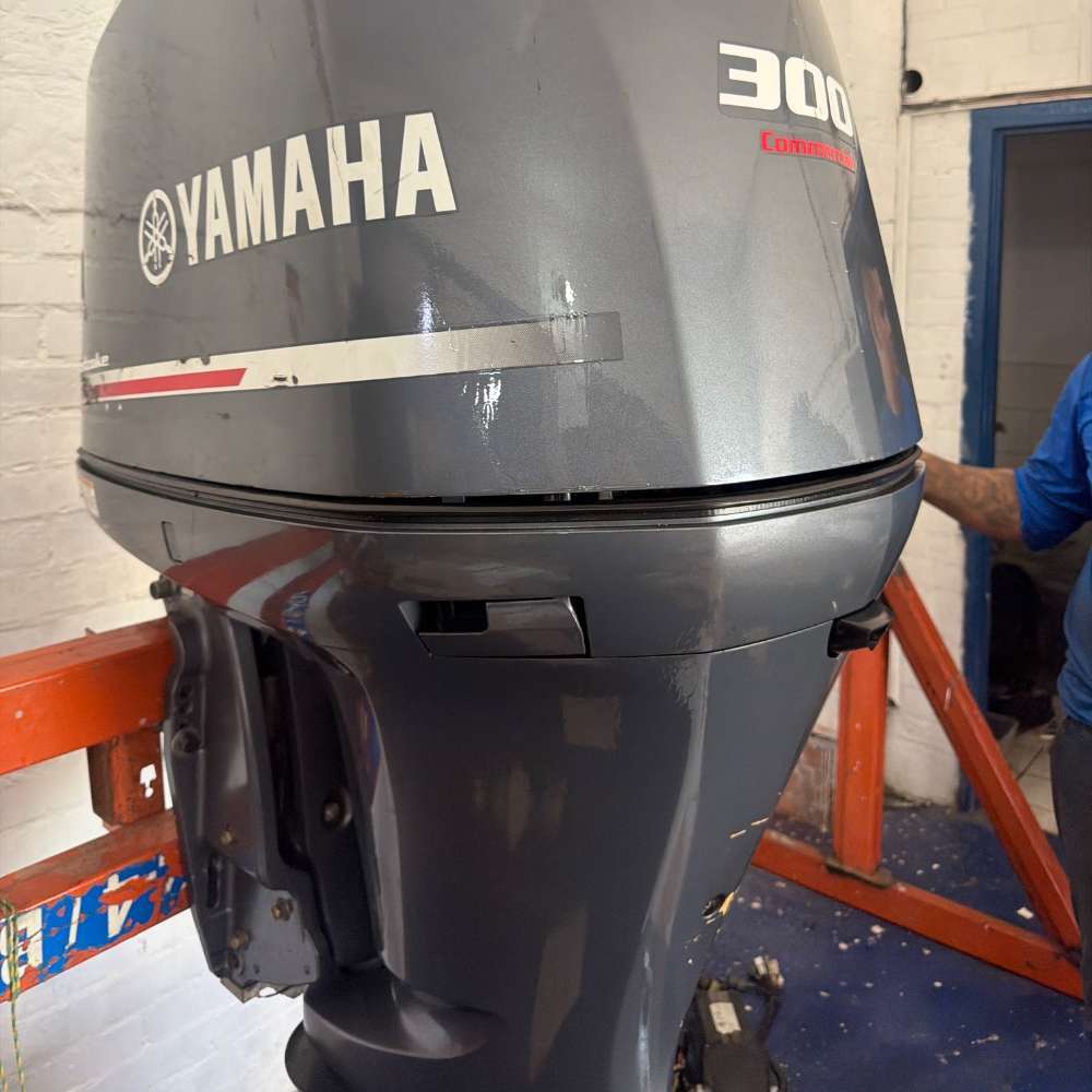 Motor Fuera de Borda 300HP Yamaha Línea Roja