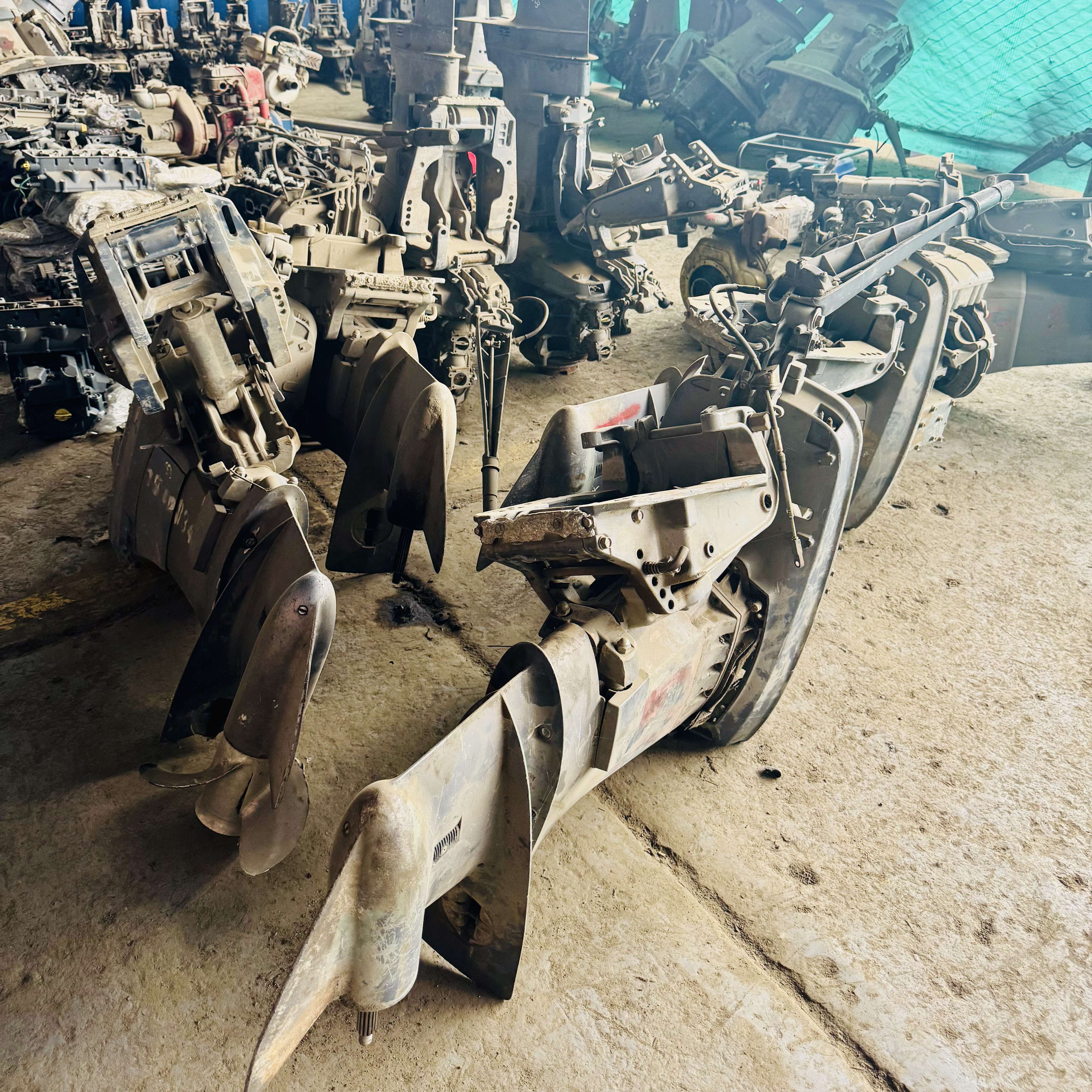 Lote de 50 motores fuera de borda para repuestos