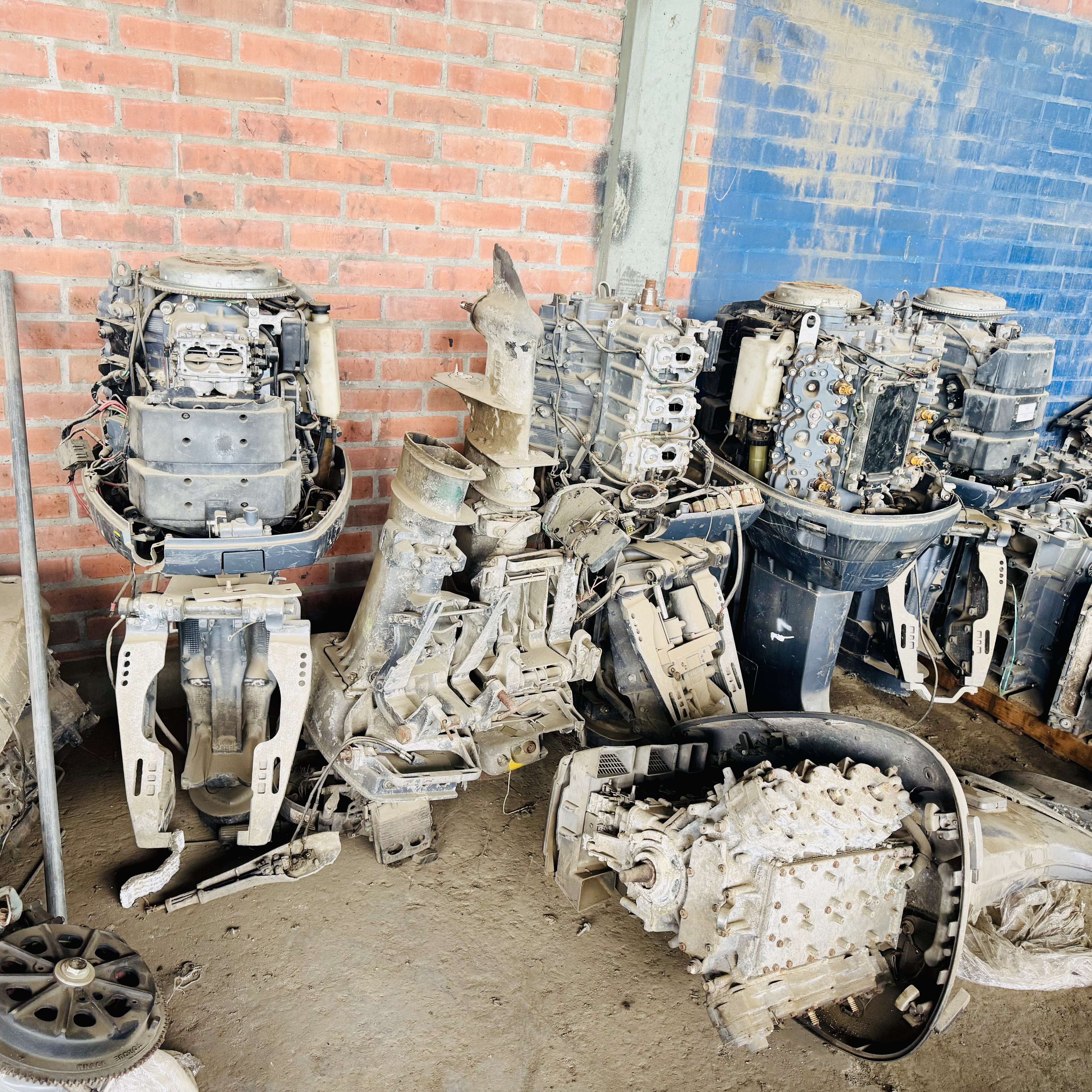 Lote de 50 motores fuera de borda para repuestos